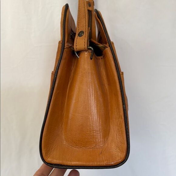 Vintage Elegant Floral Embossed Tan Leather Bag like new - Picture 4 of 8